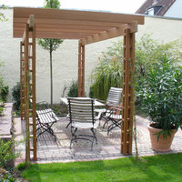 Steinterrasse mit Stühlen, Tisch und Pavillon im Garten