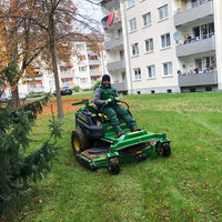 großer Rasenmäher von Garten- und Landschaftsbau RICHTIG