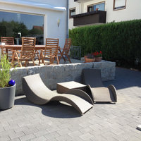 neue Gartenmöbel und neue Terrasse nach Umbau