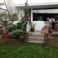 Dame auf ihrer alten Terrasse mit Blick in den Garten