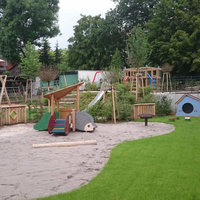 Spielplatz mit Zahlreichen Spielgeräten