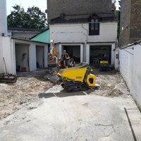 Mitarbeiter von Garten- und Landschaftsbau RICHTIG bei der Arbeit